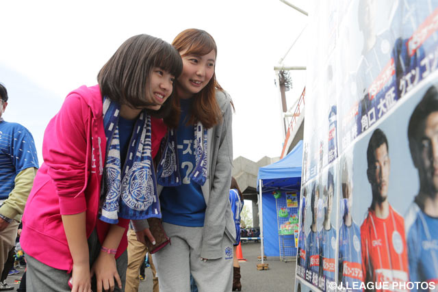 お目当ての選手は誰？写真に夢中な水戸の女子サポーター【明治安田Ｊ２ 第7節 水戸vs愛媛】