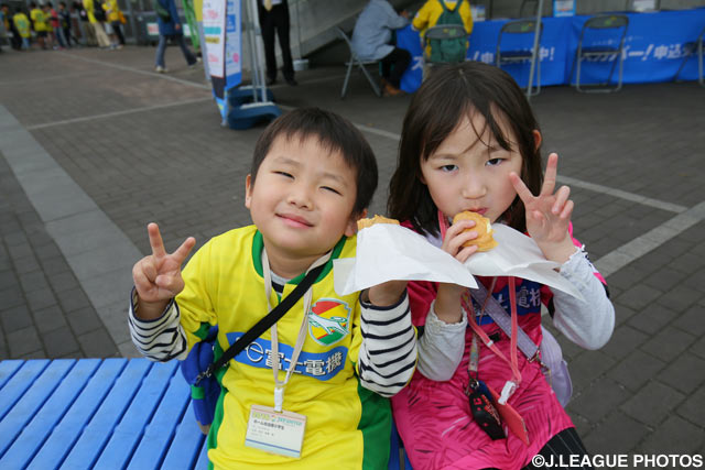 楽しいスタジアム観戦で満面の笑みを浮かべる千葉のちびっこサポーター【明治安田Ｊ２ 第7節 千葉vs金沢】