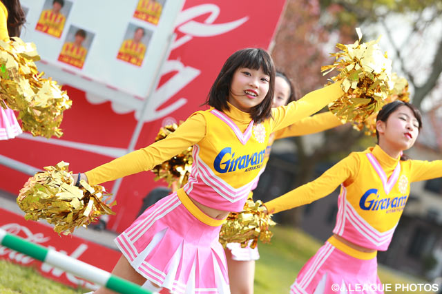 煌びやかなパフォーマンスが会場を彩ります！【明治安田Ｊ２ 第7節 北九州vs横浜FC】