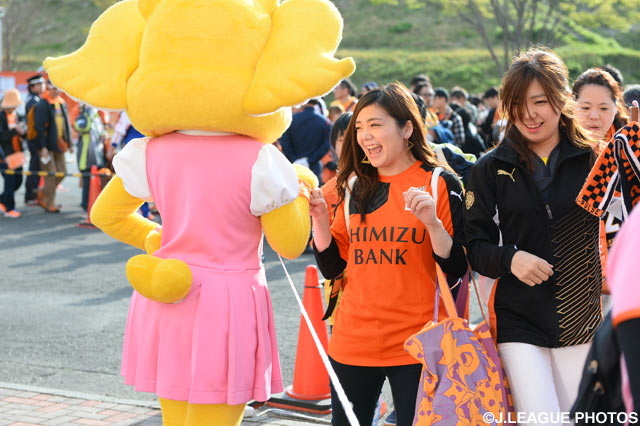 ピカルちゃんのお出迎えに笑顔で応える清水の女子サポーター【明治安田Ｊ２ 第7節 清水vsＣ大阪】
