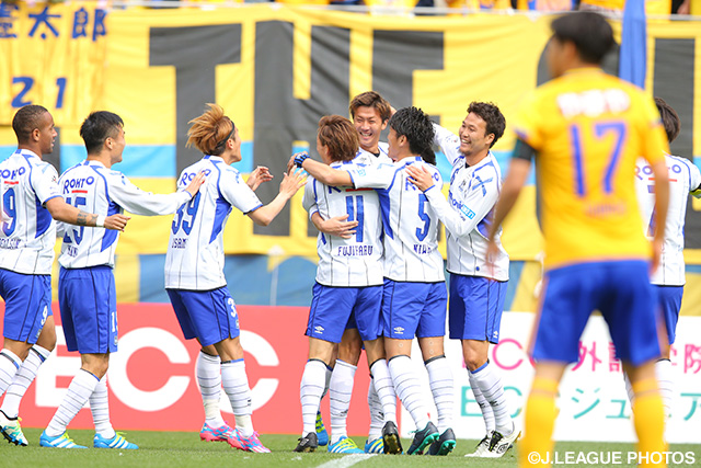 開始5分に先制ヘッドを決めた長沢 駿（Ｇ大阪）【明治安田Ｊ１ 1st 第6節 仙台vsＧ大阪】