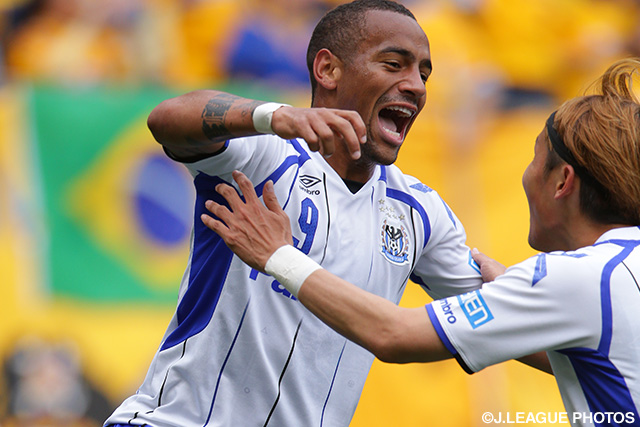 今野 泰幸とのワンツーからリーグ戦2試合連続ゴールを決めたアデミウソン （Ｇ大阪）【明治安田Ｊ１ 1st 第6節 仙台vsＧ大阪】