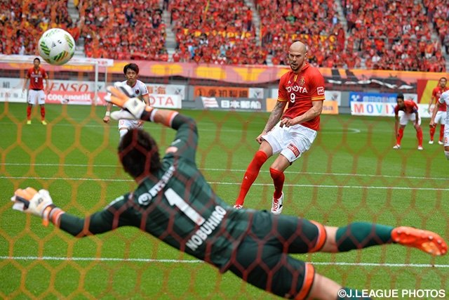 今季4点目となる先制PKを決めたシモビッチ（名古屋）【明治安田Ｊ１ 1st 第6節 名古屋vs大宮】