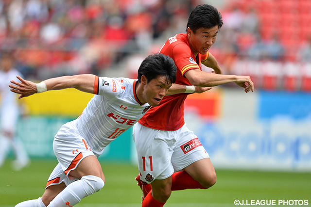 岩上 祐三（大宮）と競り合う永井 謙佑（名古屋）【明治安田Ｊ１ 1st 第6節 名古屋vs大宮】
