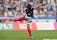 遠目のFKから直接ゴールを狙った中村 俊輔（横浜FM）【明治安田Ｊ１ 1st 第6節 横浜FMvs浦和】