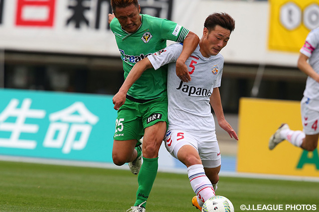 激しく競り合う平本 一樹（東京Ｖ）と田上 大地（長崎）【明治安田Ｊ２ 第7節 東京Ｖvs長崎】