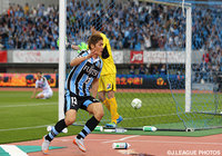 劇的ゴールを決めゴール裏へ駆ける大久保 嘉人（川崎Ｆ）【明治安田Ｊ１ 1st 第6節 川崎Ｆvs鳥栖】