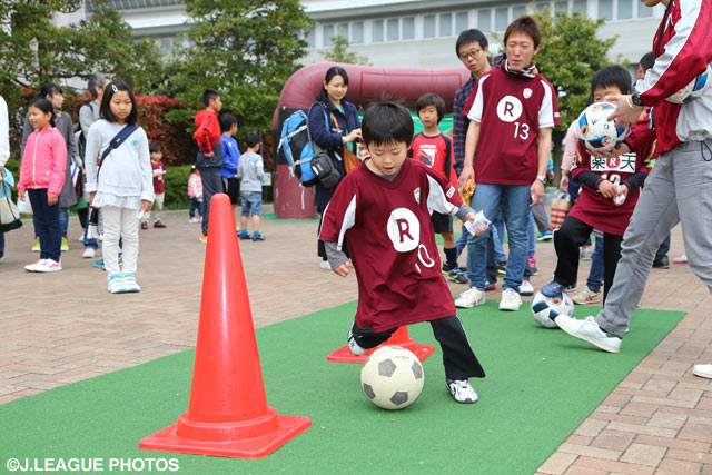 未来のノエスタでサイドを支配する？ちびっ子ドリブラーたち【明治安田Ｊ１ 1st 第6節 神戸vs福岡】