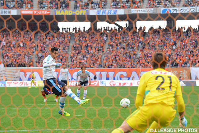 失点直後に同点とするPKをきっちりと決めたジェイ（磐田）【明治安田Ｊ１ 1st 第6節 新潟vs磐田】