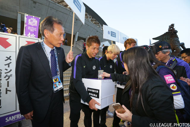 エディオンスタジアム広島では、Ｊリーグの原　博実副理事長が広島の選手たちと一緒に「平成２８年熊本地震」に対する義援金募金活動に参加【明治安田Ｊ１ 1st 第7節 広島vs新潟】