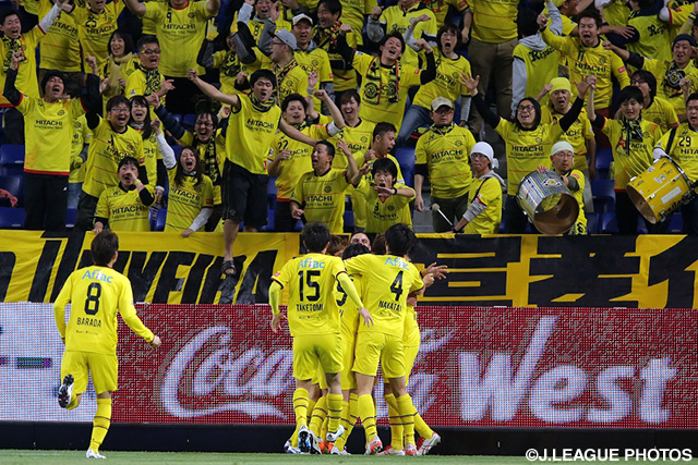 待望の先制点をファン・サポーターと喜ぶ柏の選手達【明治安田Ｊ１ 1st 第7節 Ｇ大阪vs柏】