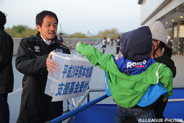 スタジアムでは選手も参加して「平成２８年熊本地震」に対する義援金募金活動が行われた【明治安田Ｊ１ 1st 第7節 Ｇ大阪vs柏】