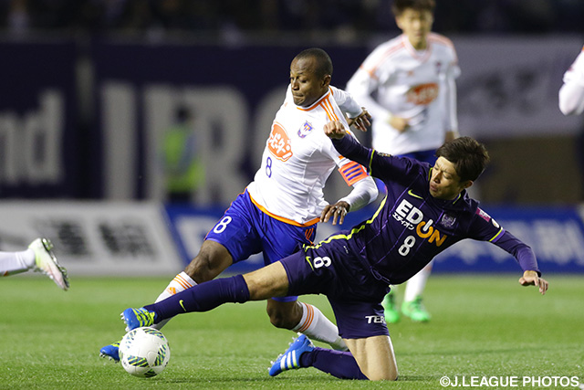 レオ シルバ（新潟）の突進を阻む森﨑 和幸（広島）【明治安田Ｊ１ 1st 第7節 広島vs新潟】