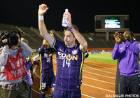 試合後にファンの声援に応えるミキッチ（広島）【明治安田Ｊ１ 1st 第7節 広島vs新潟】