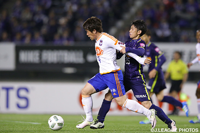 強引に突進する山崎 亮平（新潟）【明治安田Ｊ１ 1st 第7節 広島vs新潟】