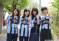 川崎Ｆの女子サポーター4名が笑顔でピースサイン【明治安田Ｊ１ 1st 第7節 FC東京vs川崎Ｆ】