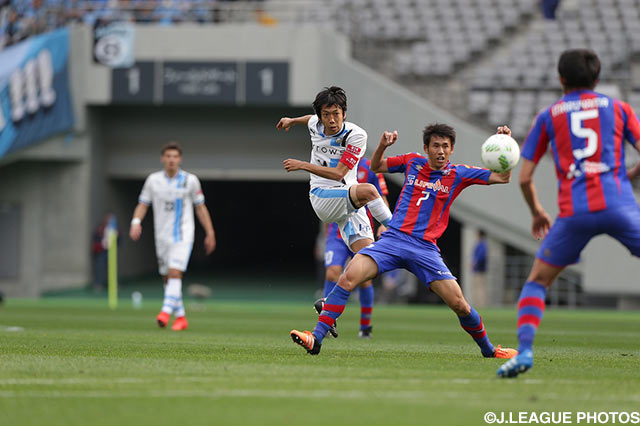 中盤で競り合う中村 憲剛（川崎Ｆ）と米本 拓司（FC東京）【明治安田Ｊ１ 1st 第7節 FC東京vs川崎Ｆ】