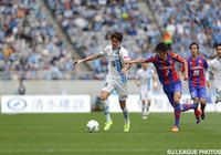 ドリブルで攻め上がるエウシーニョ（川崎Ｆ）【明治安田Ｊ１ 1st 第7節 FC東京vs川崎Ｆ】