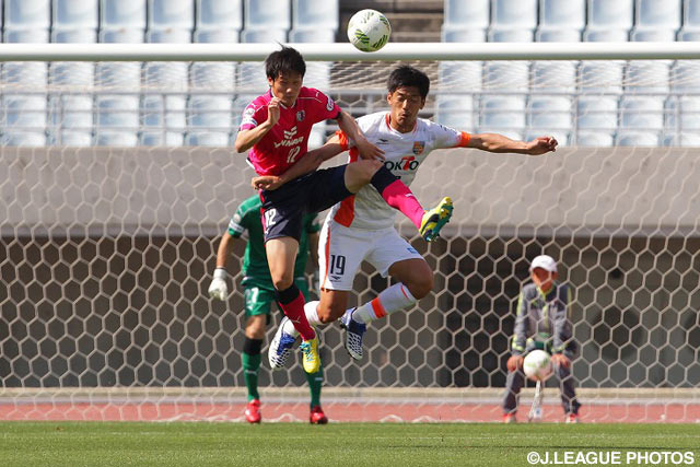 空中戦を展開する森下 怜哉（Ｃ大23）と渡辺 亮太（長野）【明治安田Ｊ３ 第5節 Ｃ大23vs長野】