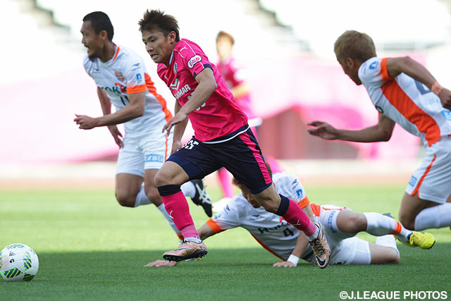 長野守備網をドリブル突破する沖野 将基（Ｃ大23）【明治安田Ｊ３ 第5節 Ｃ大23vs長野】