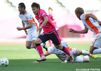 長野守備網をドリブル突破する沖野 将基（Ｃ大23）【明治安田Ｊ３ 第5節 Ｃ大23vs長野】