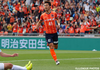 32分に今季2点目となる先制ゴールを決めた家長 昭博（大宮）【明治安田Ｊ１ 1st 第7節 大宮vs甲府】