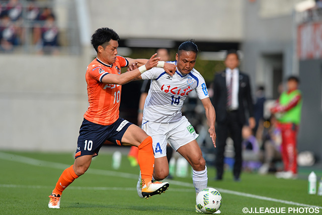 田中 佑昌（甲府）の突破を阻む岩上 祐三（大宮）【明治安田Ｊ１ 1st 第7節 大宮vs甲府】