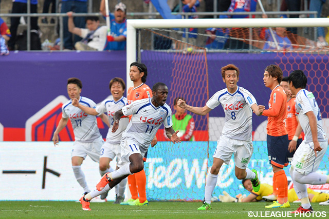 CKを頭で合わせて加入後初ゴールを決めたチュカ（甲府）【明治安田Ｊ１ 1st 第7節 大宮vs甲府】