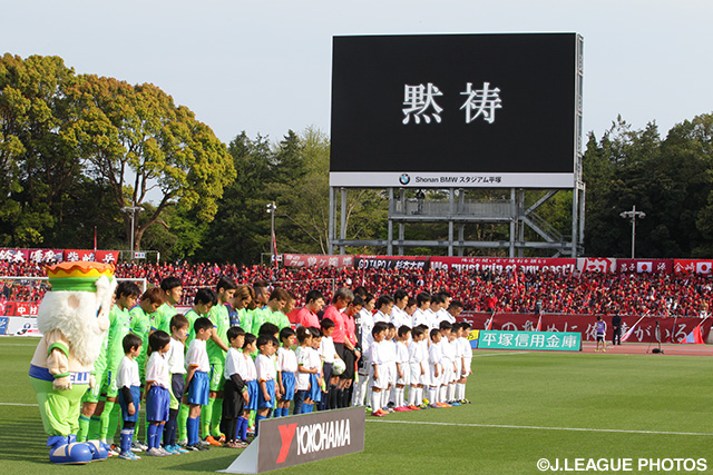 試合前には地震の犠牲者を悼んで黙祷が捧げられた【明治安田Ｊ１ 1st 第7節 湘南vs鹿島】