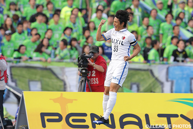 22分に今季4点目となる先制ゴールを決めた金崎 夢生（鹿島）【明治安田Ｊ１ 1st 第7節 湘南vs鹿島】