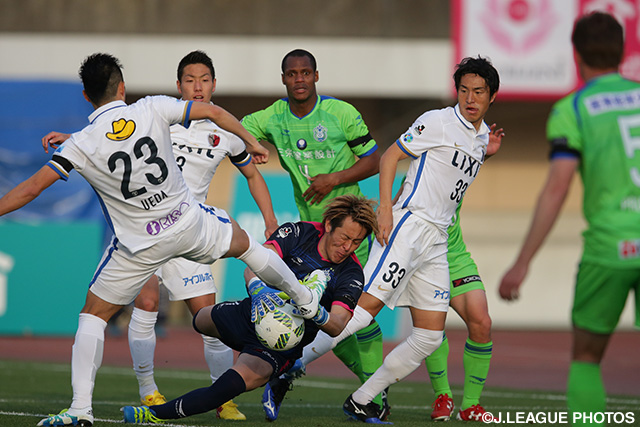 体を張ったセーブを見せた村山 智彦（湘南）【明治安田Ｊ１ 1st 第7節 湘南vs鹿島】