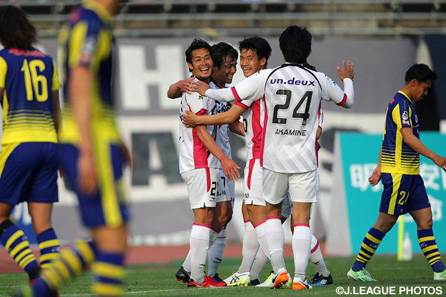 35分に先制ゴールを決めた加地 亮はこれが岡山加入後初ゴール【明治安田Ｊ２ 第8節 群馬vs岡山】