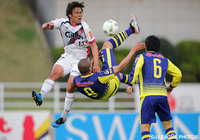 強引な体勢から同点ゴールを狙ったボカ（群馬）【明治安田Ｊ２ 第8節 群馬vs岡山】