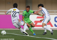 昨季までのチームメイト、永木 亮太（鹿島 #6）と対峙する高山 薫（湘南）【明治安田Ｊ１ 1st 第7節 湘南vs鹿島】