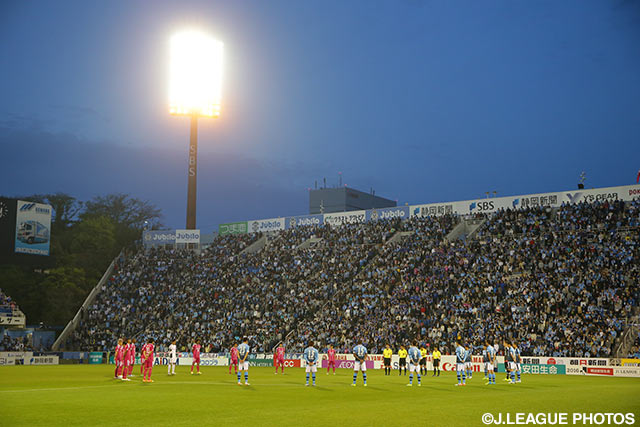 試合前に熊本地震災害の犠牲者への黙祷が行われた【明治安田Ｊ１ 1st 第7節 磐田vs横浜FM】