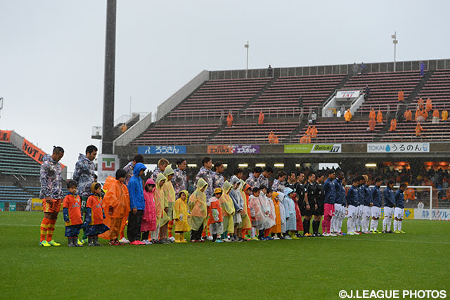 試合前に熊本地震災害の犠牲者への黙祷が捧げられた【明治安田Ｊ２ 第8節 清水vs讃岐】