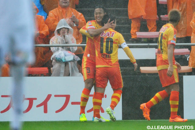 力強いドリブルから鮮やかに逆転ゴールを奪った鄭 大世（清水）【明治安田Ｊ２ 第8節 清水vs讃岐】