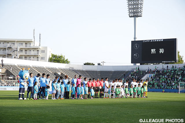 試合前に熊本地震災害の犠牲者への黙祷が捧げられた【明治安田Ｊ２ 第8節 横浜FCvs東京Ｖ】