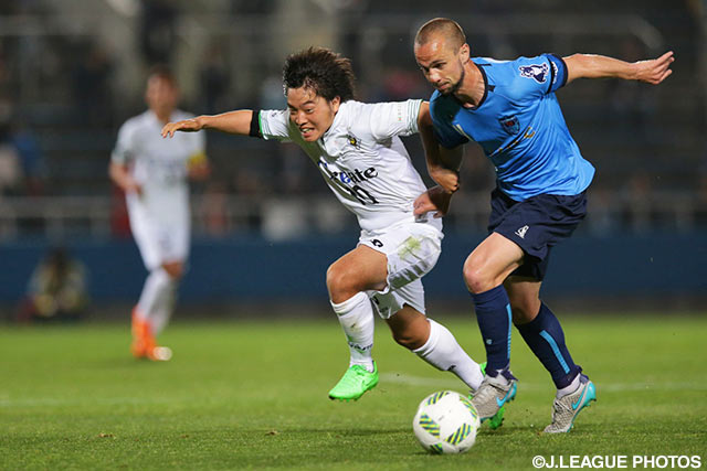 高木 善朗（東京Ｖ）と激しく競り合うデニス ハリロヴィッチ（横浜FC）【明治安田Ｊ２ 第8節 横浜FCvs東京Ｖ】