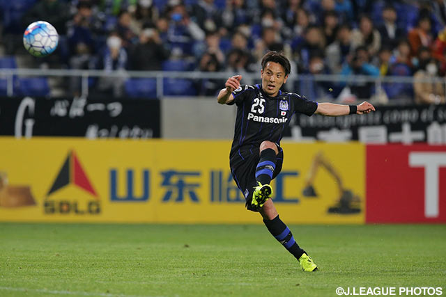 直接FKからのシュートでゴールを狙った藤本 淳吾（Ｇ大阪）【ＡＣＬ GS MD5 Ｇ大阪vs水原三星】