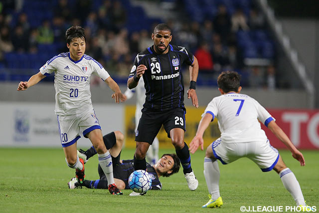 空中戦を制し、ゴールをアシストしたパトリック（Ｇ大阪）【ＡＣＬ GS MD5 Ｇ大阪vs水原三星】