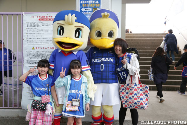 マスコットと一緒に女の子達が笑顔で記念撮影【ＹＮＣ GS 第4節 横浜FMvs鳥栖】