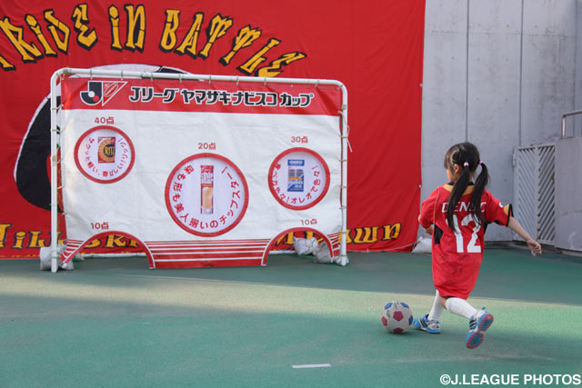 天才レフティの風格!名古屋ファンの女の子がキックターゲットに挑戦!【ＹＮＣ GS 第4節 名古屋vs甲府】