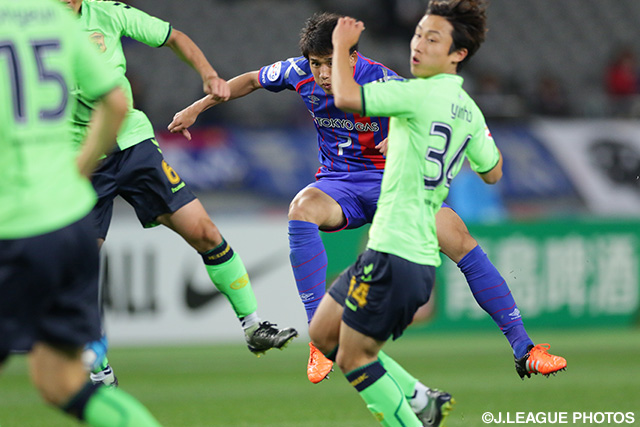 距離のある位置からゴールを狙った米本 拓司（FC東京）【ＡＣＬ GS MD5 FC東京vs全北現代】