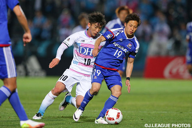 中盤で激しい攻防を繰り広げた金 民友（鳥栖）と仲川 輝人（横浜FM）【ＹＮＣ GS 第4節 横浜FMvs鳥栖】