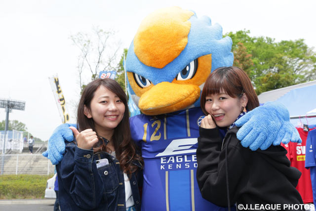 両手に花、モテモテのゼルビーと町田の女子サポーター【明治安田Ｊ２ 第9節 町田vs長崎】