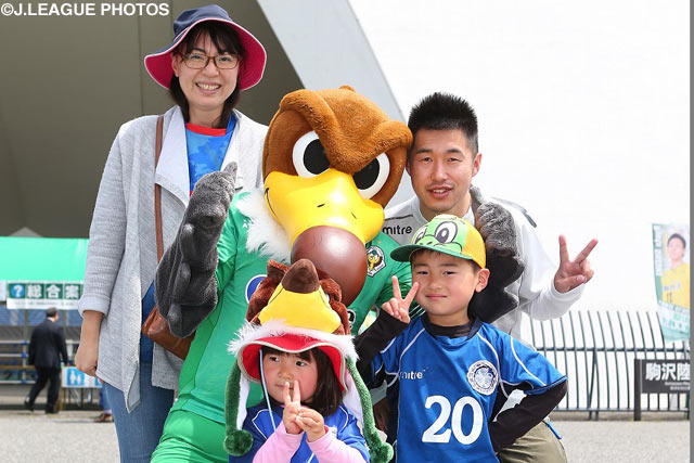 水戸ファンの一家とヴェルディ君が仲良く記念撮影【明治安田Ｊ２ 第9節 東京Ｖvs水戸】