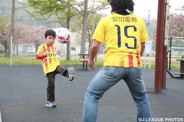 観戦に向けてウォーミングアップ中の北九州ファンの少年【明治安田Ｊ２ 第9節 北九州vs清水】