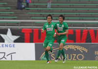 45分にリードを広げるヘッドを決めた風間 宏矢（岐阜）【明治安田Ｊ２ 第9節 金沢vs岐阜】