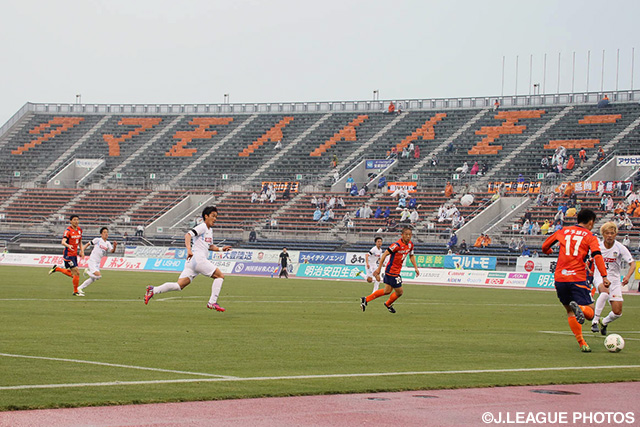 バックスタンドから送られた「クマモトトトモニ」のメッセージ【明治安田Ｊ２ 第9節 愛媛vs讃岐】